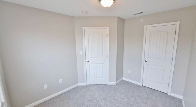 Building Photo - 3 Bed / 2-1/2 Bath Single Family Townhome ...