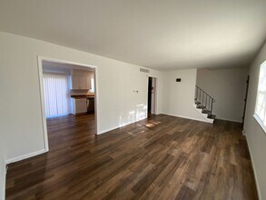 Building Photo - 3 Bedroom Newly Remodeled Duplex