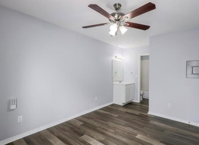 Building Photo - 2132 Andover Dr