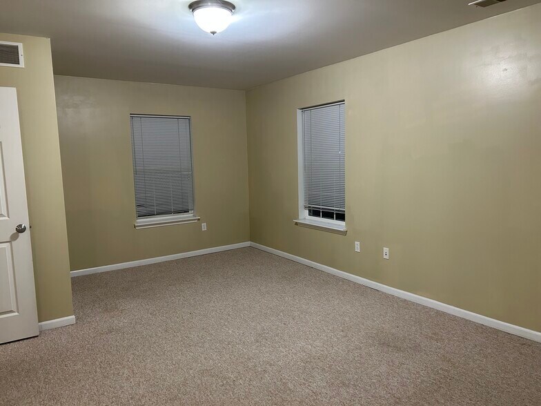 Building Photo - 2269 S Main St