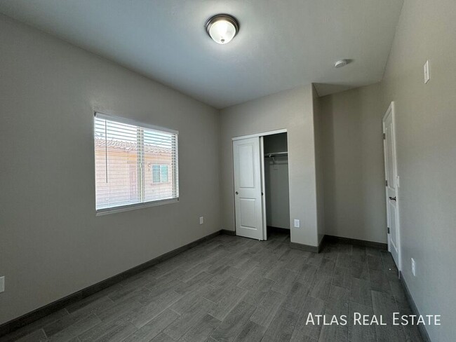 Building Photo - Brand New Duplex with move in special! - 2...