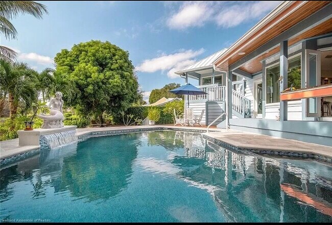 Building Photo - 4150 SE Whiticar Way