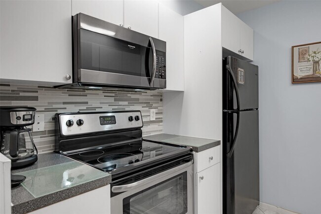 Building Photo - 4302 Martinique Cir