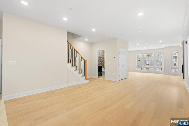 Building Photo - 45 Lincoln Ave