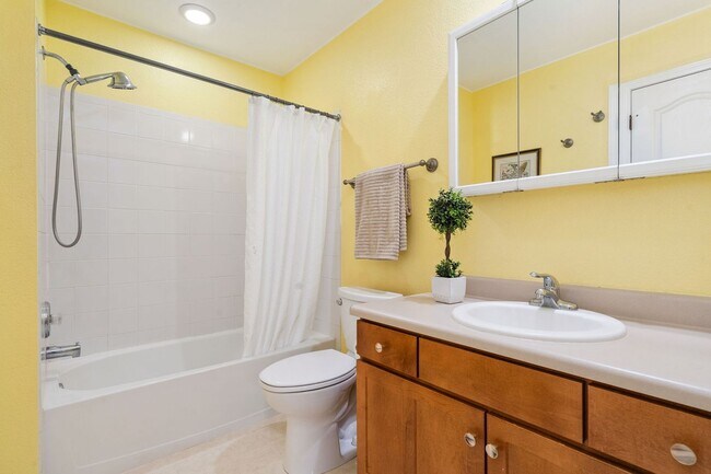 Building Photo - *$250 OFF FIRST MONTH RENT* Spacious 2 Bedroom, 1.5-bathroom Condo.