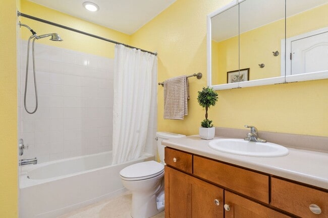 Building Photo - Spacious 2 Bedroom, 2 bathroom Condo.