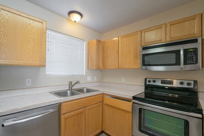 Building Photo - Utilities Included! Beautiful 2 Bedroom Townhome in Ivins