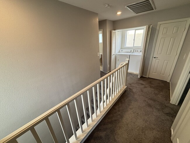 Building Photo - Gorgeous 3Bed/2.5Bath/2Car, 2-Story Home located in Spring Valley