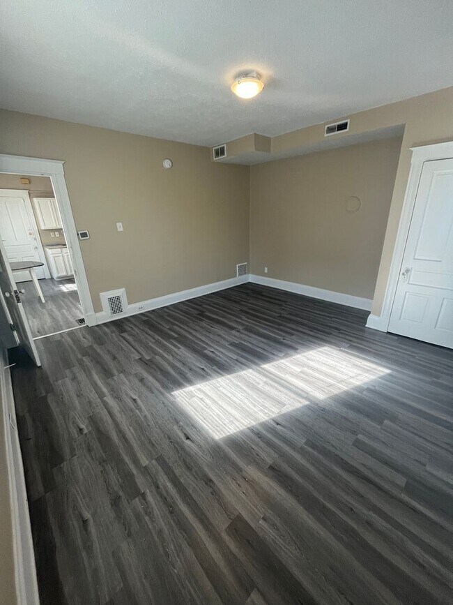 Building Photo - 235 Emming St