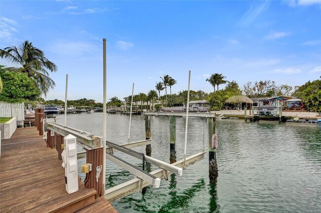 Building Photo - 12478 N Bayshore Dr