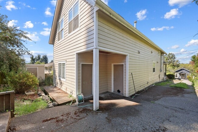 Building Photo - 2720 Sq. Ft. Character Home in downtown Ol...