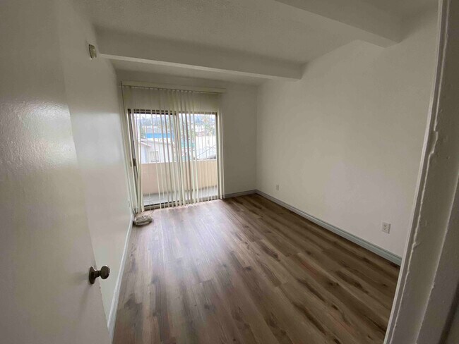 bedroom - 1640 N Hobart Blvd