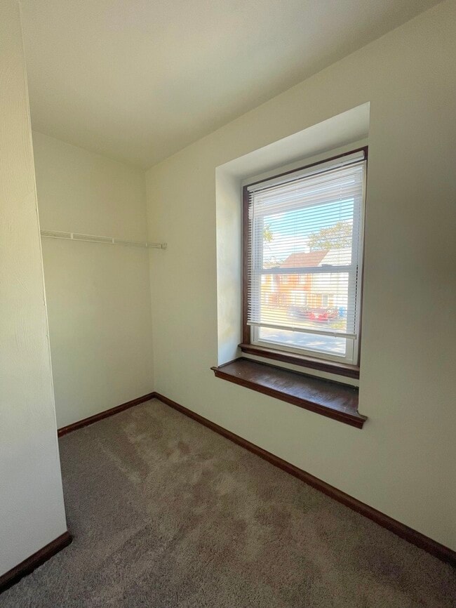 Building Photo - Charming 3-Bedroom, 1.5-Bathroom Townhome ...