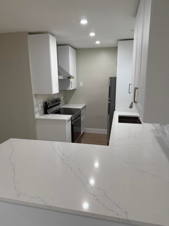 Building Photo - 926 C St