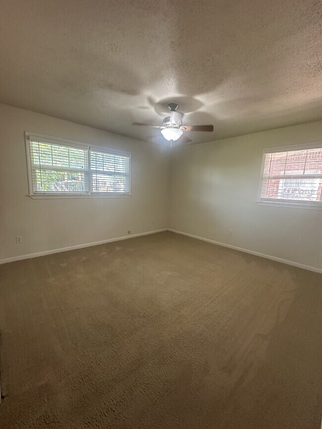 Building Photo - Pre-Leasing for Summer/Fall 2025!