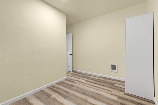 Building Photo - 419 N Alder St