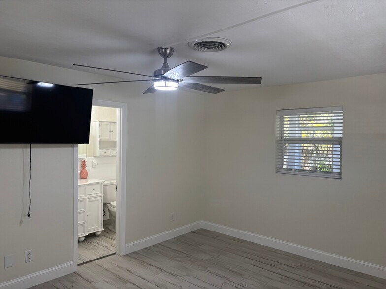 Building Photo - 3393 NE Sandra Dr