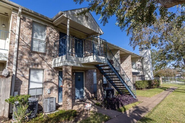 Building Photo - 3900 Woodchase Dr