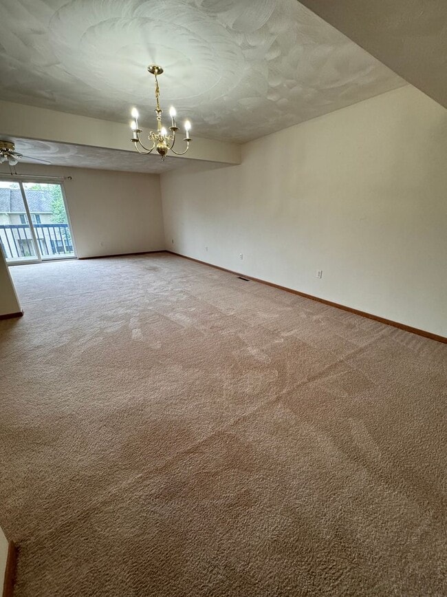 Building Photo - Large 3 Bedroom 2.5 Bathroom Townhouse in Burrell School District - Next to Hillcrest Country Club