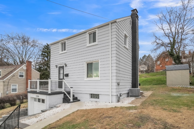 Building Photo - 1209 Cloverfield Dr