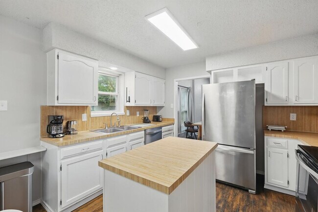 Building Photo - 5830 Jester Dr