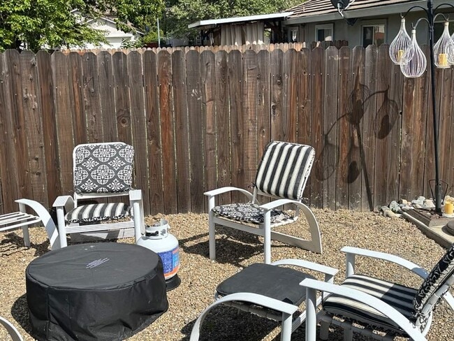 Building Photo - Charming Backyard Studio – All Utilities Included - Even WiFI