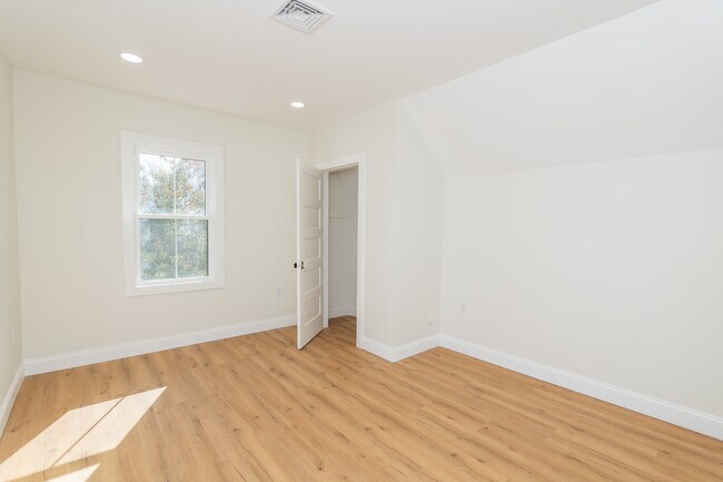 Building Photo - 84 Pembroke Ave