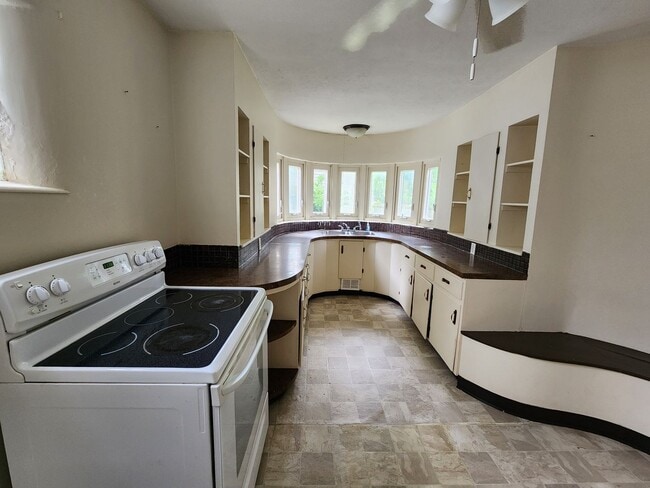 Building Photo - Two Bedroom Home in Normal