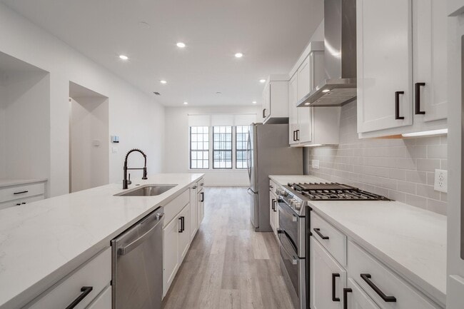 Building Photo - Gated Luxury Townhomes with yard + Roof Patio