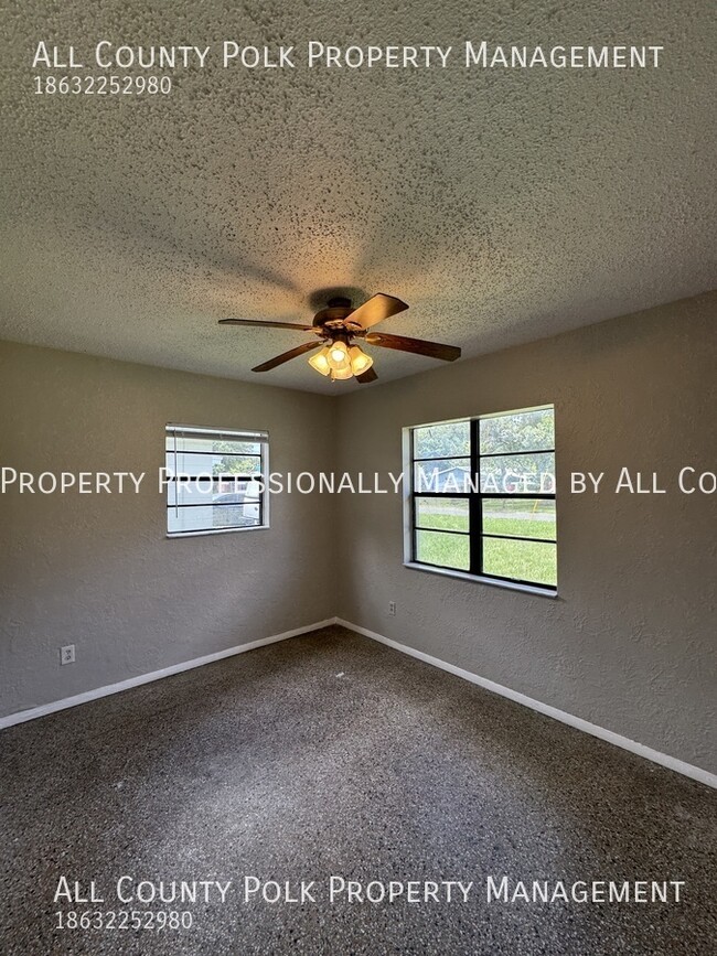 Building Photo - Centrally Located 2/3 Bedroom N St Pete Ho...