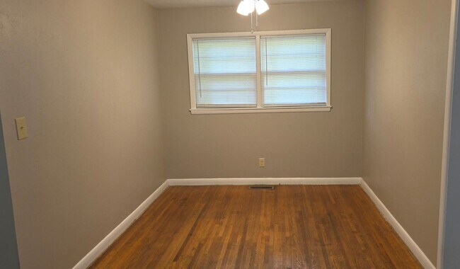 Building Photo - Nice brick 3 bedroom home! $1250! Large fenced yard!