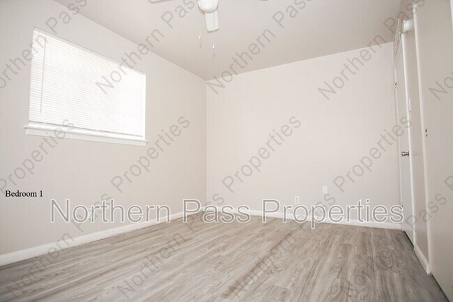 Building Photo - Silver