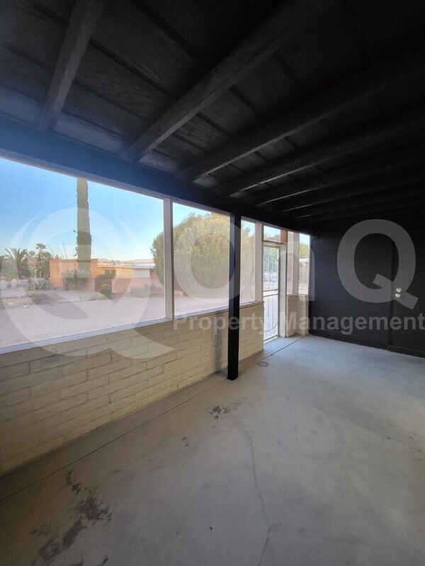 Building Photo - 905 S La Bellota