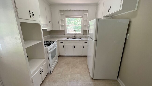 Building Photo - Hello Gorgeous !! 3- bedroom just waiting ...