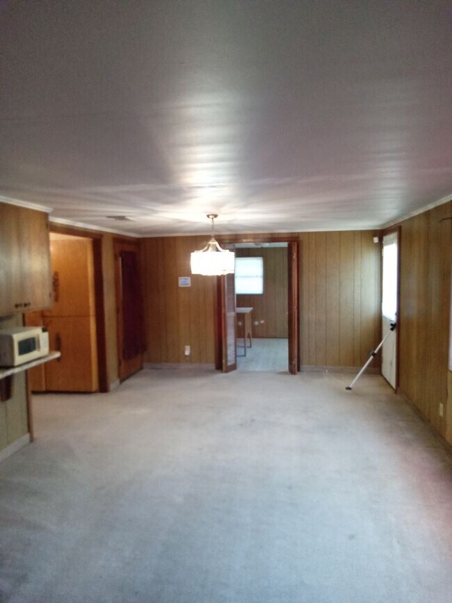 Building Photo - Old Greenacres!!