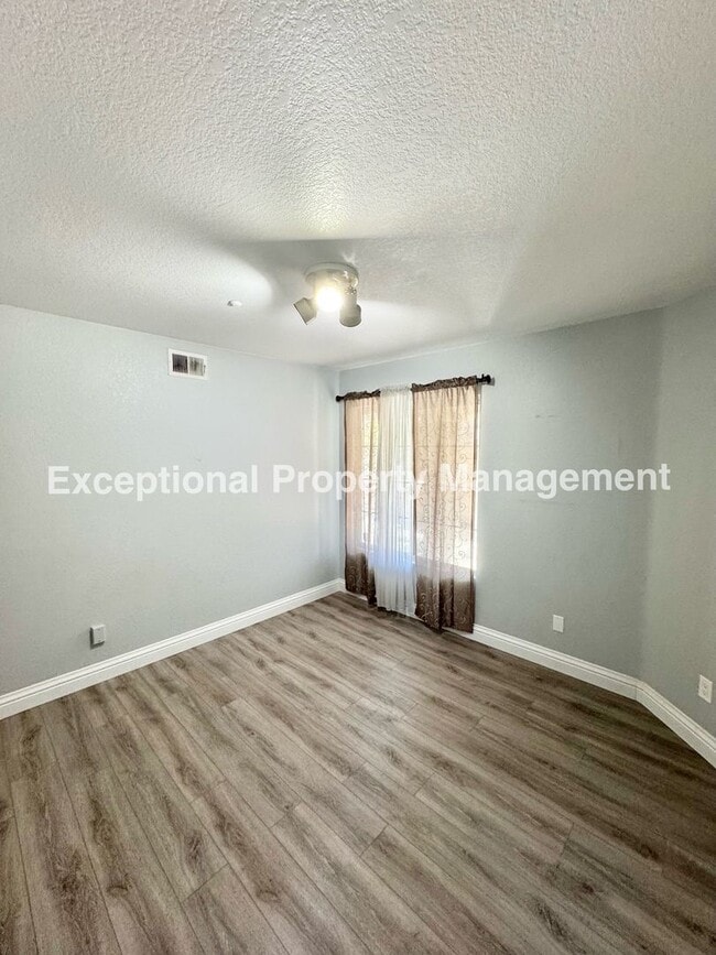 Building Photo - Great 5 bed 3 bath home