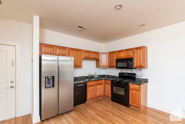 Building Photo - 4150 N Kenmore Ave