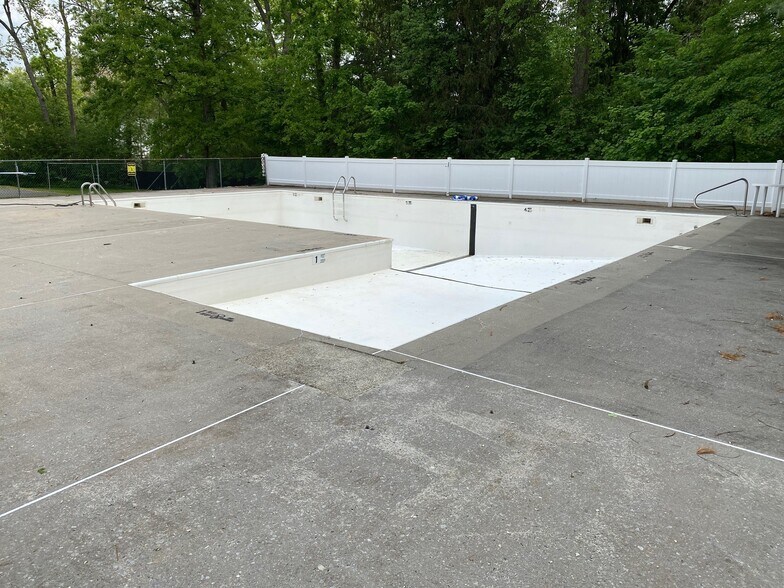 Building Photo - 5 Wildwood Dr