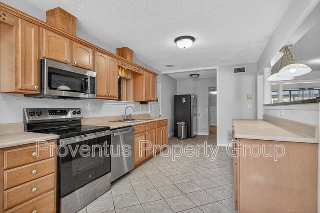 Building Photo - 8 Manor Dr