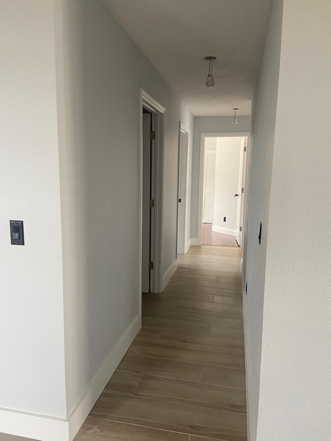 Building Photo - 1826 Shadyhill Ter