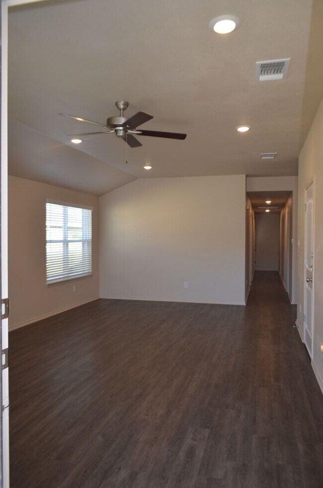 Building Photo - 1713 Clovis Dr