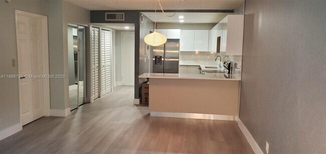 Building Photo - 301 Racquet Club Rd