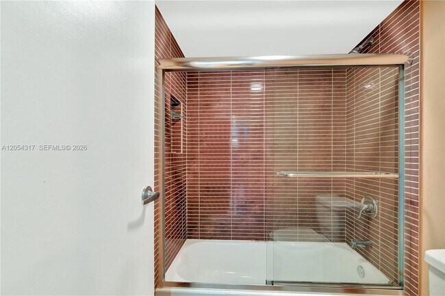Building Photo - 2625 Collins Ave