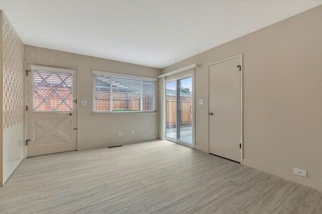 Building Photo - Duplex with 1.5 Bath and One Car Garage