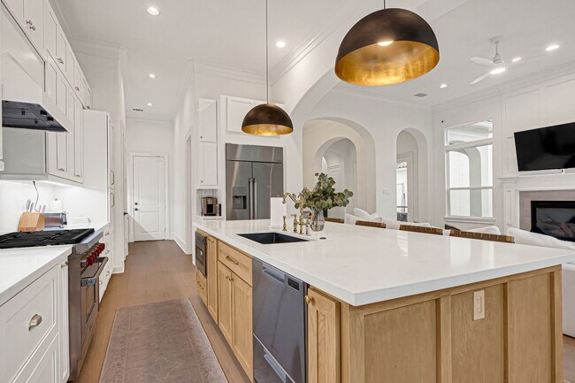 Building Photo - 2706 Tudor Manor