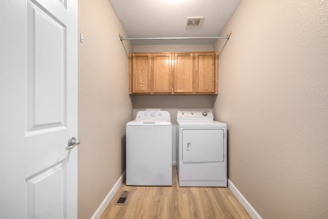 Building Photo - This beautiful 3-bedroom, 3-bathroom in Parker