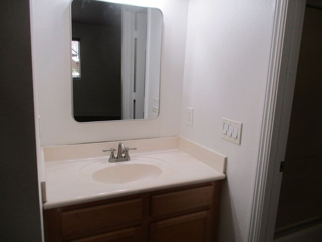 Building Photo - Beautiful 1 bedroom 1 bath 1st floor condo...