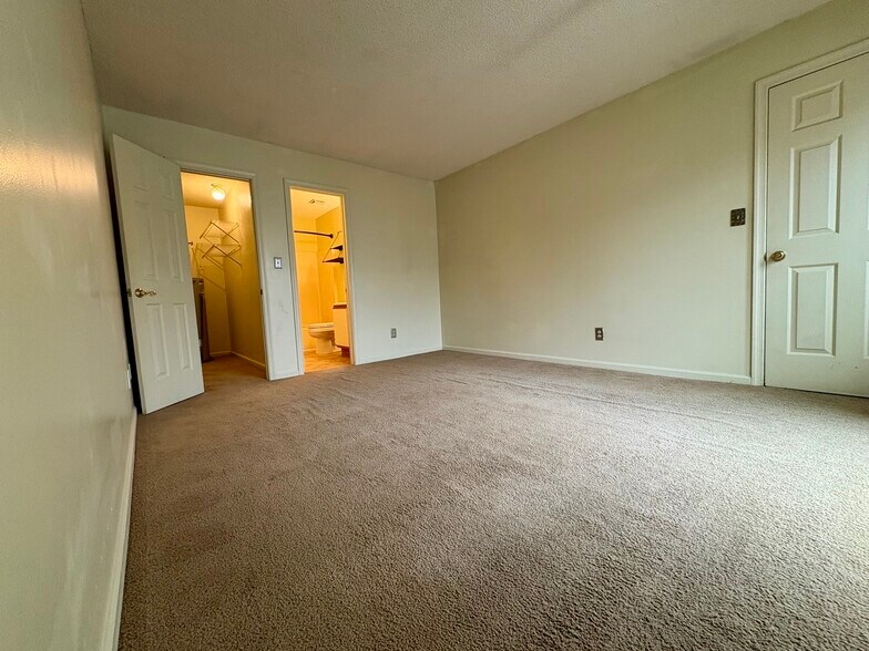 Master bedroom - 208 Quarter Trl