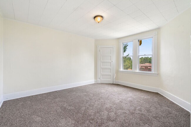 Building Photo - Spacious 4 Bed, 1 Bath Home w/ Bonus Rooms, Off-Street Parking - Available Now in Sheraden!