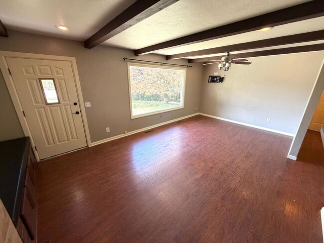 Building Photo - Pet Friendly 2 bed 1/5 bath Single Family Home With Fully Fenced Yard and Garage in great neighbo...